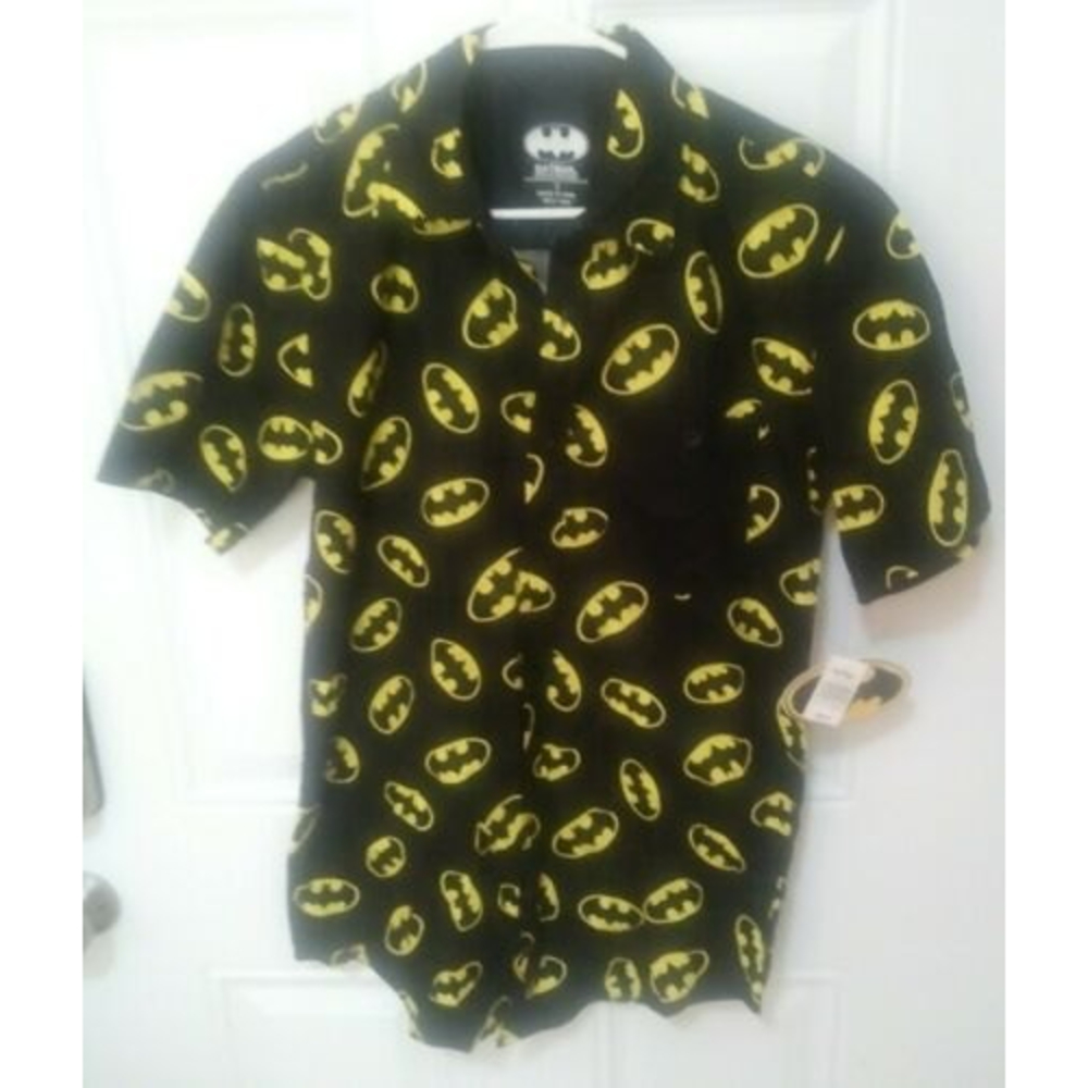 NWT DC Comics Batman Logo Pattern Mens Button Up Shirt Six Flags Size Small New